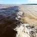 Lancha naufraga próximo a Manaus, no Encontro das Águas, deixando dois mortos e sete desaparecidos. Governo do Amazonas mobiliza força-tarefa para resgate.