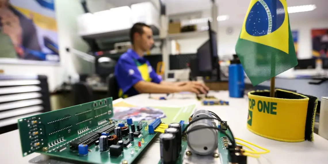Censo Escolar 2025 mostra crescimento de 68,4% nas matrículas da educação profissional e tecnológica, que superam 3,1 milhões de alunos no Brasil, impulsionadas por políticas públicas e integração com o ensino médio.