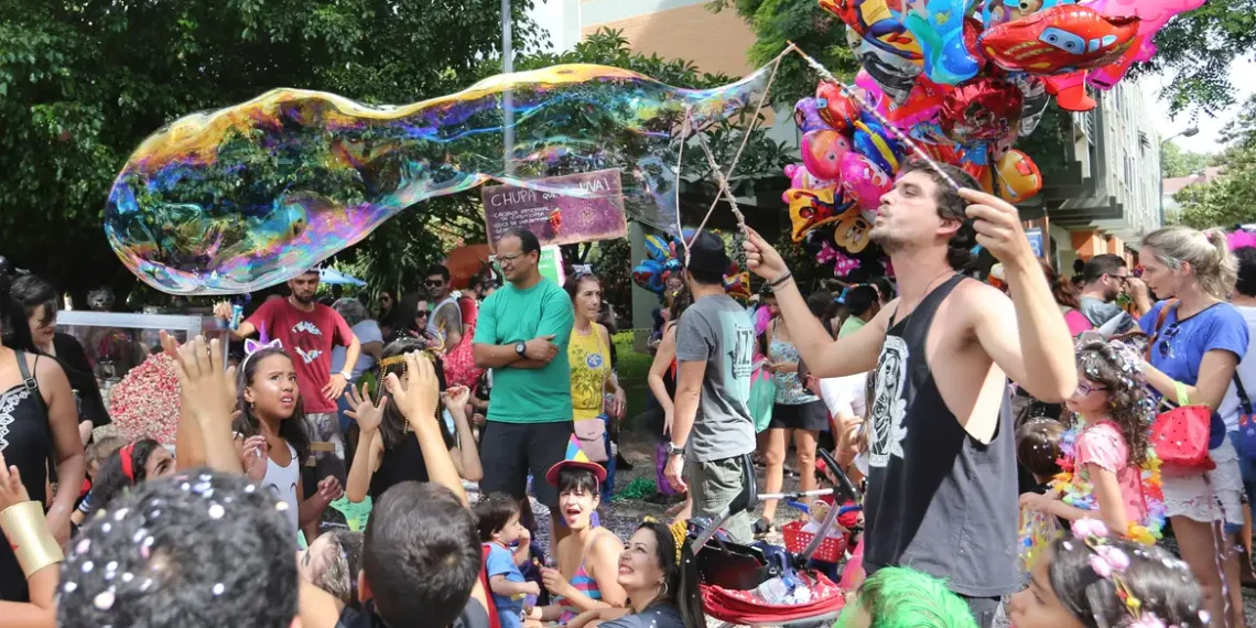 Especialista alerta que crianças ficam mais vulneráveis no carnaval e orienta famílias a evitar exposição nas redes sociais. Dados apontam crescimento de denúncias e riscos também no ambiente digital.