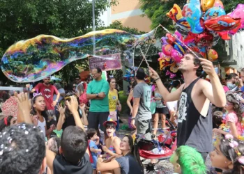 Especialista alerta que crianças ficam mais vulneráveis no carnaval e orienta famílias a evitar exposição nas redes sociais. Dados apontam crescimento de denúncias e riscos também no ambiente digital.