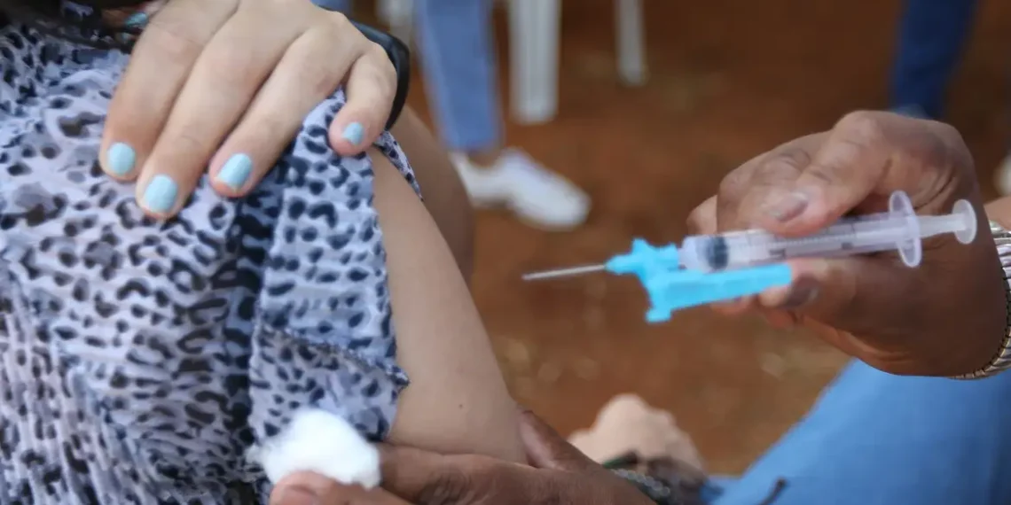 Cobertura vacinal contra HPV atinge 95,81% entre adolescentes de 9 a 14 anos em São Paulo, ampliando a prevenção contra cânceres associados ao vírus.