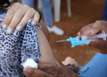 Cobertura vacinal contra HPV atinge 95,81% entre adolescentes de 9 a 14 anos em São Paulo, ampliando a prevenção contra cânceres associados ao vírus.