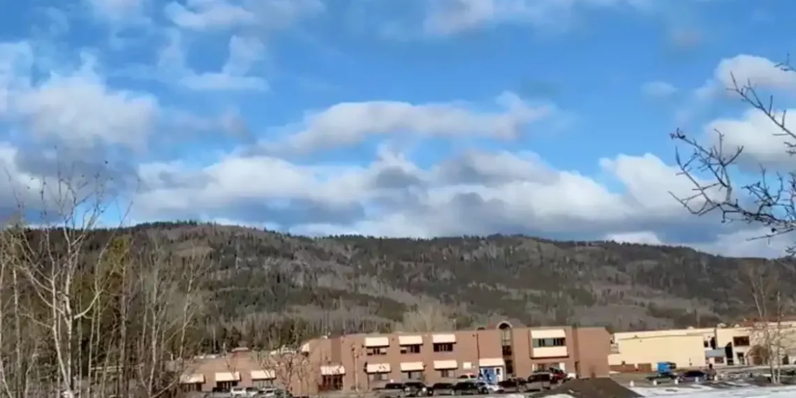 Ataque a tiros em escola de Tumbler Ridge, no Canadá, deixa 10 mortos e vários feridos. Suspeita foi encontrada morta e polícia descarta novas ameaças.