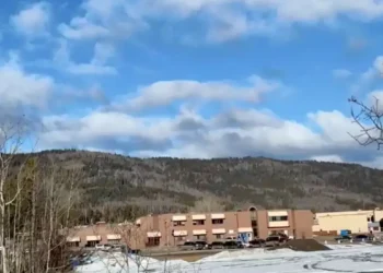 Ataque a tiros em escola de Tumbler Ridge, no Canadá, deixa 10 mortos e vários feridos. Suspeita foi encontrada morta e polícia descarta novas ameaças.