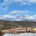 Ataque a tiros em escola de Tumbler Ridge, no Canadá, deixa 10 mortos e vários feridos. Suspeita foi encontrada morta e polícia descarta novas ameaças.