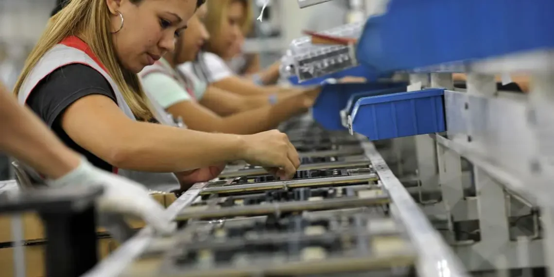 Governo revisa tarifas de importação de smartphones e eletrônicos, zera imposto de 105 itens e reduz impacto ao consumidor para apenas 0,04%.
