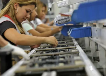 Governo revisa tarifas de importação de smartphones e eletrônicos, zera imposto de 105 itens e reduz impacto ao consumidor para apenas 0,04%.