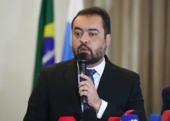 TSE marcou para 10 de março a retomada do julgamento que pode cassar o mandato do governador Cláudio Castro por abuso de poder político e econômico nas eleições de 2022.