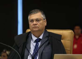 Flávio Dino determina a suspensão de penduricalhos que ultrapassam o teto constitucional de R$ 46,3 mil e exige revisão dos pagamentos em até 60 dias nos Três Poderes.