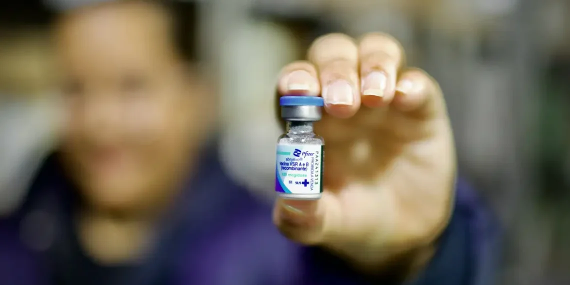 SUS começa a aplicar vacina contra bronquiolite em bebês prematuros e crianças com comorbidades. Ministério da Saúde já distribuiu 300 mil doses pelo país.