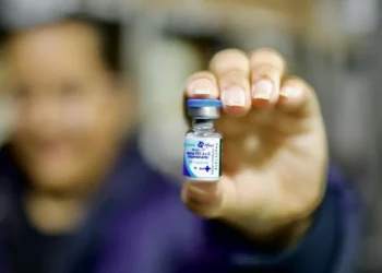 SUS começa a aplicar vacina contra bronquiolite em bebês prematuros e crianças com comorbidades. Ministério da Saúde já distribuiu 300 mil doses pelo país.