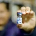 SUS começa a aplicar vacina contra bronquiolite em bebês prematuros e crianças com comorbidades. Ministério da Saúde já distribuiu 300 mil doses pelo país.