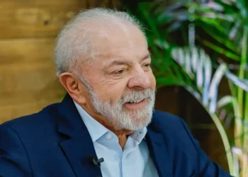 Presidente Lula assina medida provisória que permite uso do FGTS para financiar hospitais filantrópicos e entidades ligadas ao SUS, com expectativa de R$ 4 bilhões em crédito e juros reduzidos.