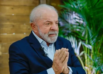 Em Salvador, Lula disse que 2026 será um ano de confronto entre verdade e mentira, criticou fake news e anunciou investimentos milionários para fortalecer o SUS.