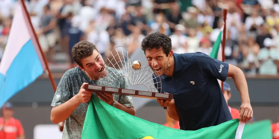 João Fonseca e Marcelo Melo vencem a final de duplas do Rio Open por 2 sets a 1 e garantem o título no torneio ATP 500 disputado no Rio de Janeiro.