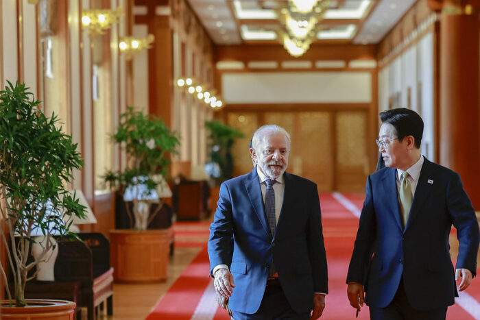 Brasil e Coreia do Sul assinam dez acordos e elevam relação a Parceria Estratégica, com foco em comércio, tecnologia, saúde, agricultura e cooperação policial.