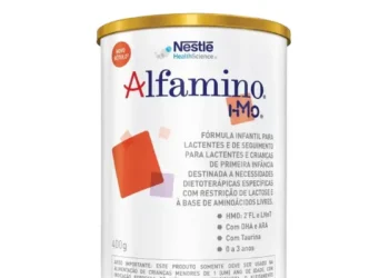 Anvisa determina suspensão e recolhimento de 10 lotes da fórmula infantil Alfamino, da Nestlé, após identificar nutrientes acima do limite. Empresa contesta resultados.