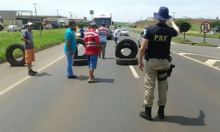 PRF inicia a Operação Carnaval 2026 com reforço na fiscalização contra álcool ao volante, excesso de velocidade e ultrapassagens proibidas nas rodovias federais.