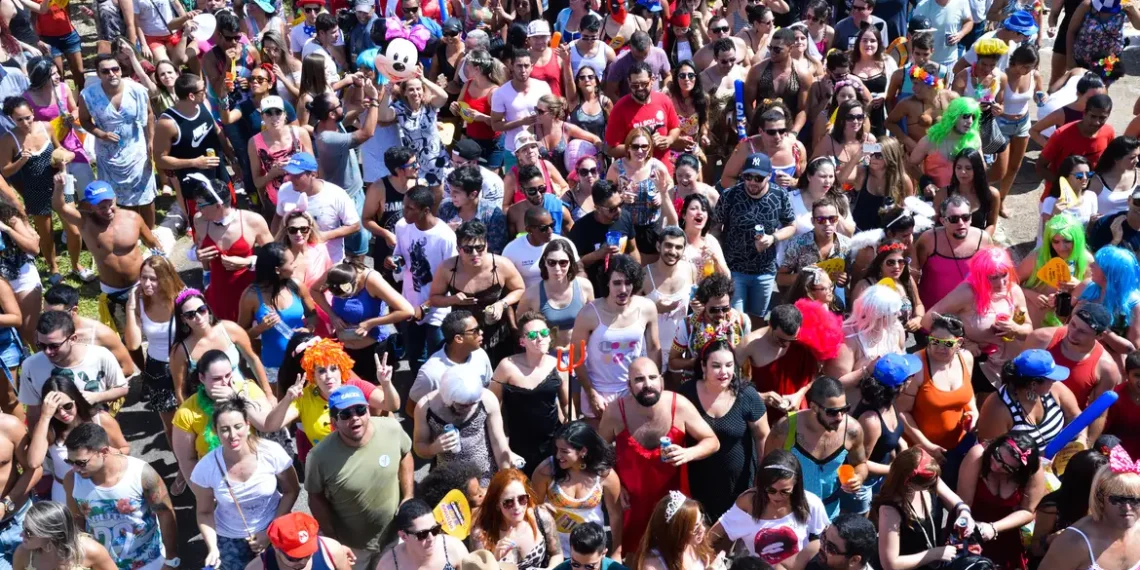 Saiba como aproveitar o carnaval com segurança. Confira dicas para proteger o celular, evitar golpes, cuidar da saúde e garantir uma folia tranquila.