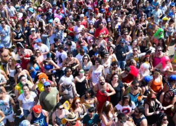 Saiba como aproveitar o carnaval com segurança. Confira dicas para proteger o celular, evitar golpes, cuidar da saúde e garantir uma folia tranquila.