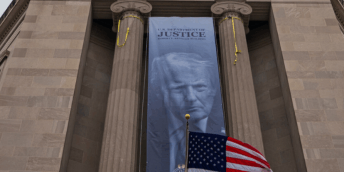 Departamento de Justiça dos EUA exibe banner de Trump e provoca reação política