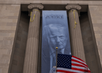 Departamento de Justiça dos EUA exibe banner de Trump e provoca reação política