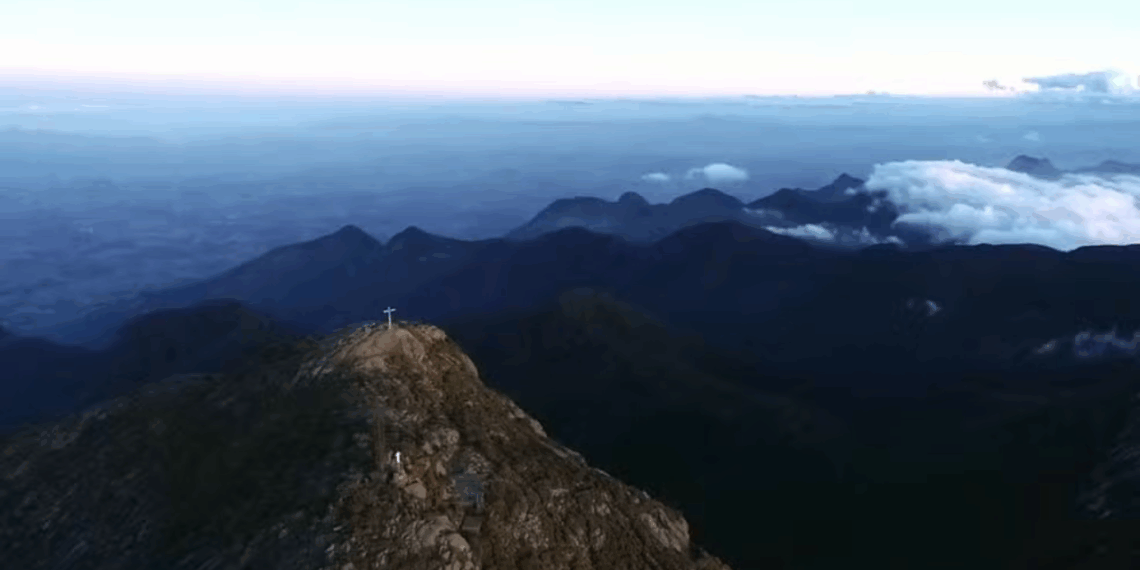 Dois irmãos desapareceram durante trilha no Pico da Bandeira, na divisa entre Espírito Santo e Minas Gerais. Operação de busca envolve bombeiros, ICMBio e voluntários.