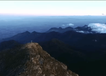 Dois irmãos desapareceram durante trilha no Pico da Bandeira, na divisa entre Espírito Santo e Minas Gerais. Operação de busca envolve bombeiros, ICMBio e voluntários.