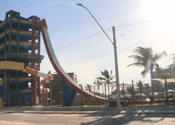 Criança de 3 anos, turista do Mato Grosso, morre após se afogar em parque aquático em Guriri, São Mateus (ES). Caso ocorreu na tarde de segunda-feira (2) e é investigado pela Polícia Civil.