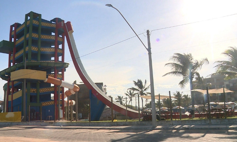 Criança de 3 anos, turista do Mato Grosso, morre após se afogar em parque aquático em Guriri, São Mateus (ES). Caso ocorreu na tarde de segunda-feira (2) e é investigado pela Polícia Civil.
