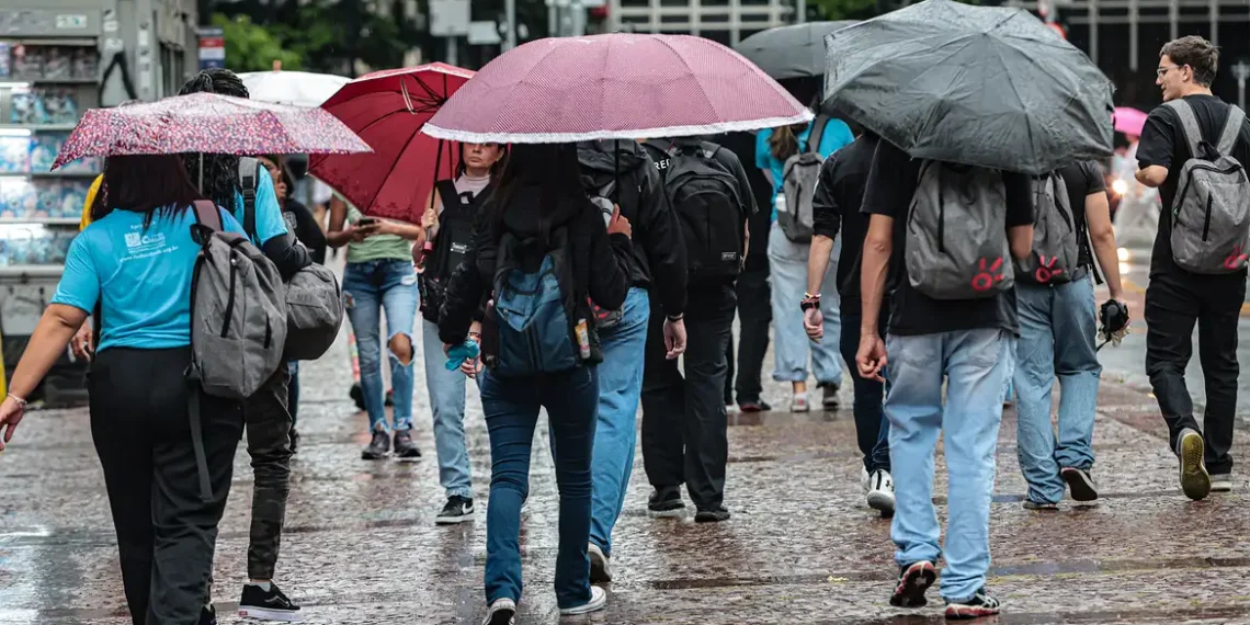 Inmet alerta para chuvas intensas no Sudeste neste fim de semana, com risco de alagamentos e deslizamentos. Mais de 120 municípios estão sob aviso vermelho.