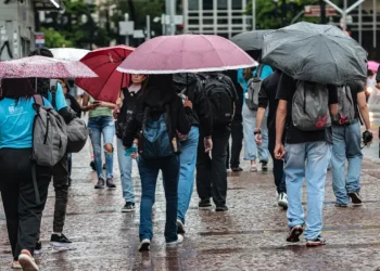 Inmet alerta para chuvas intensas no Sudeste neste fim de semana, com risco de alagamentos e deslizamentos. Mais de 120 municípios estão sob aviso vermelho.