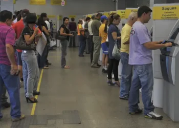 Saiba como consultar dados oficiais do Banco Central, analisar indicadores financeiros e verificar a proteção do FGC para não cair em fake news sobre bancos.