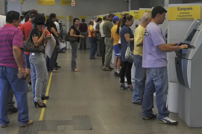 Saiba como consultar dados oficiais do Banco Central, analisar indicadores financeiros e verificar a proteção do FGC para não cair em fake news sobre bancos.
