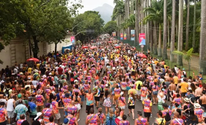 Bloco da Anitta e Mulheres de Chico lideram a programação do último sábado de carnaval no Rio, que espera 6,8 milhões de foliões.