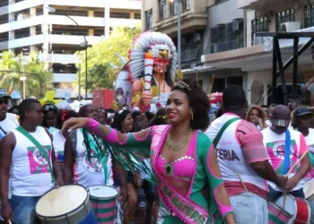 Rio de Janeiro ganha o Circuito Bira Presidente na Avenida Chile, novo espaço para desfiles do carnaval de rua que celebra a diversidade cultural e homenageia o fundador do Cacique de Ramos.