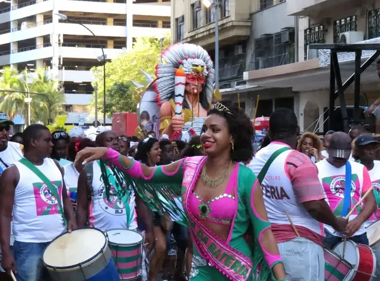 Rio de Janeiro ganha o Circuito Bira Presidente na Avenida Chile, novo espaço para desfiles do carnaval de rua que celebra a diversidade cultural e homenageia o fundador do Cacique de Ramos.