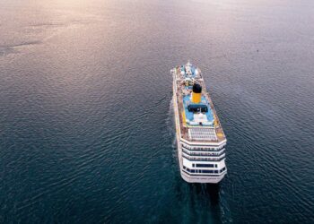 Cerca de 40 mil turistas devem aproveitar o Carnaval 2026 em cruzeiros pela costa brasileira, com impacto econômico relevante para destinos turísticos.