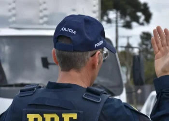 Acidente na BR-020, em Planaltina, deixa cinco mortos e 11 feridos após colisão entre van e caminhão; PRF mantém Operação Carnaval nas rodovias.
