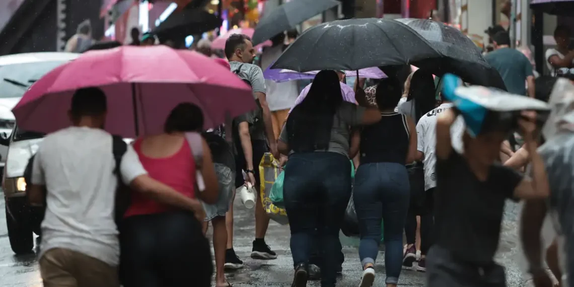 Inmet emite alerta laranja para chuvas intensas e ventos de até 100 km/h em São Paulo, RJ, PR e MG; aviso vale até quinta (19).