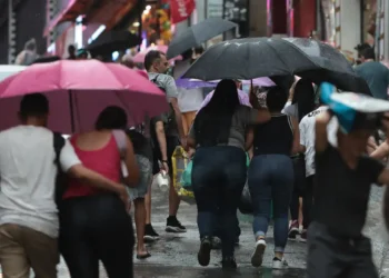 Inmet emite alerta laranja para chuvas intensas e ventos de até 100 km/h em São Paulo, RJ, PR e MG; aviso vale até quinta (19).