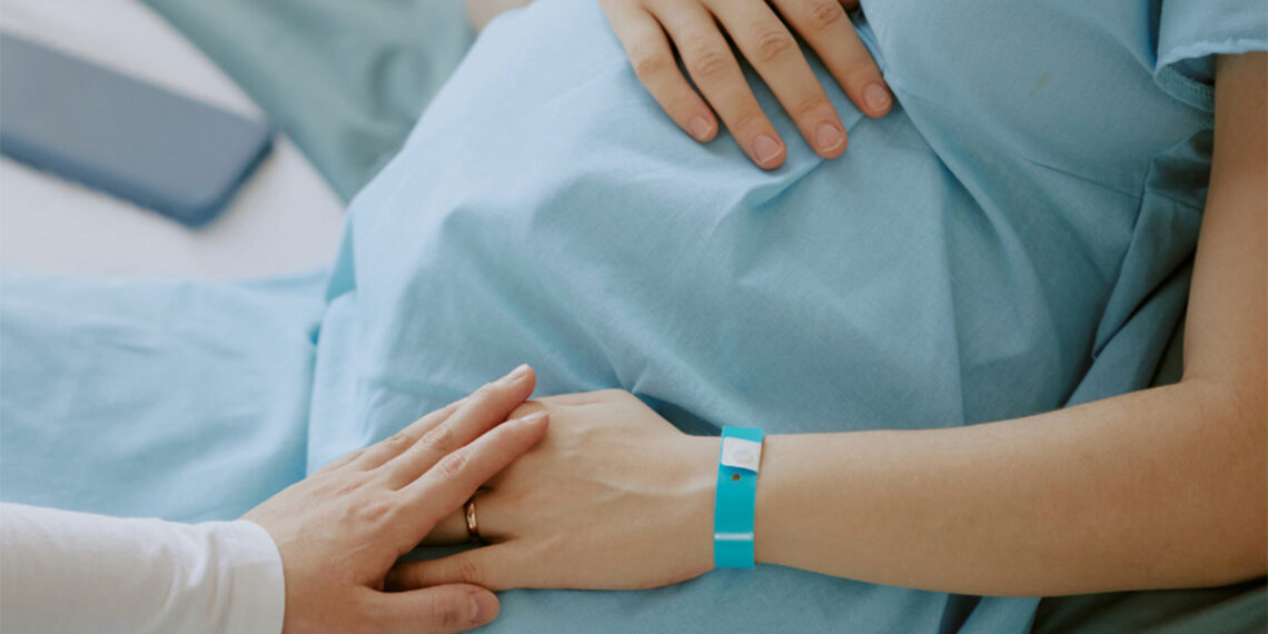Projeto de lei no Espírito Santo propõe leitos e alas separadas para mães em luto gestacional, fetal ou neonatal, garantindo acolhimento mais humanizado.