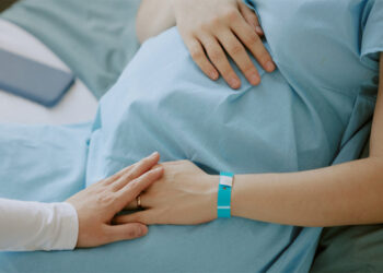 Projeto de lei no Espírito Santo propõe leitos e alas separadas para mães em luto gestacional, fetal ou neonatal, garantindo acolhimento mais humanizado.