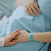 Projeto de lei no Espírito Santo propõe leitos e alas separadas para mães em luto gestacional, fetal ou neonatal, garantindo acolhimento mais humanizado.