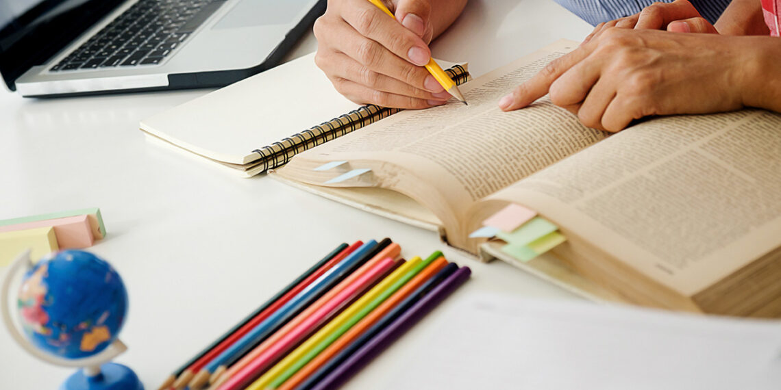 Projeto valoriza dirigentes municipais de educação, reconhecendo a relevância da gestão educacional e propondo medidas para assegurar melhores condições de trabalho.