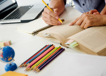 Projeto valoriza dirigentes municipais de educação, reconhecendo a relevância da gestão educacional e propondo medidas para assegurar melhores condições de trabalho.