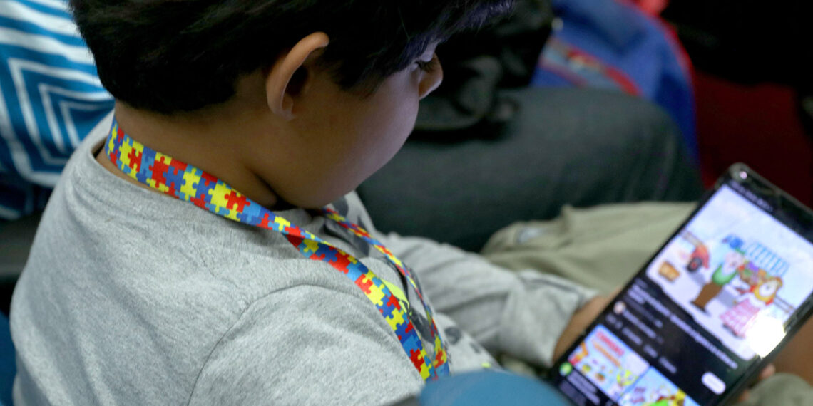 Projeto aprovado em comissão da Ales prevê símbolo do autismo em uniformes escolares no Espírito Santo para reforçar inclusão e conscientização nas escolas.