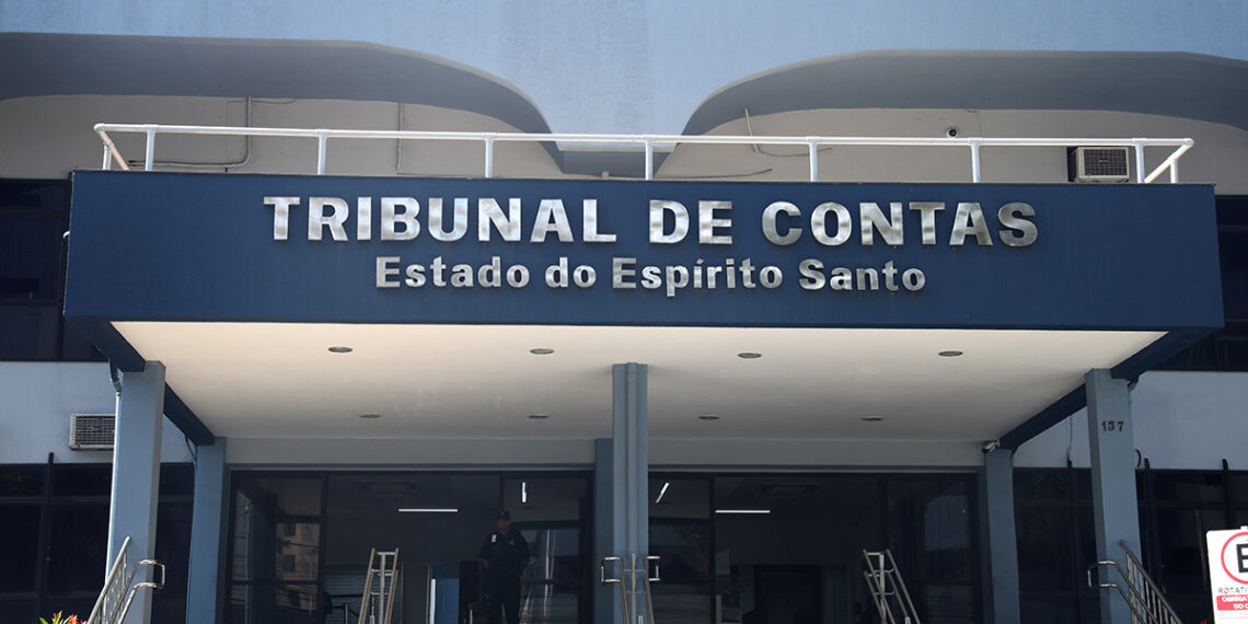 TCE-ES encaminha projeto à Assembleia para reajustar salários e alterar regras do bônus desempenho. Impacto previsto é de R$ 15,8 milhões em 2026.