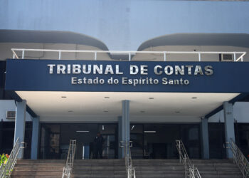 TCE-ES encaminha projeto à Assembleia para reajustar salários e alterar regras do bônus desempenho. Impacto previsto é de R$ 15,8 milhões em 2026.