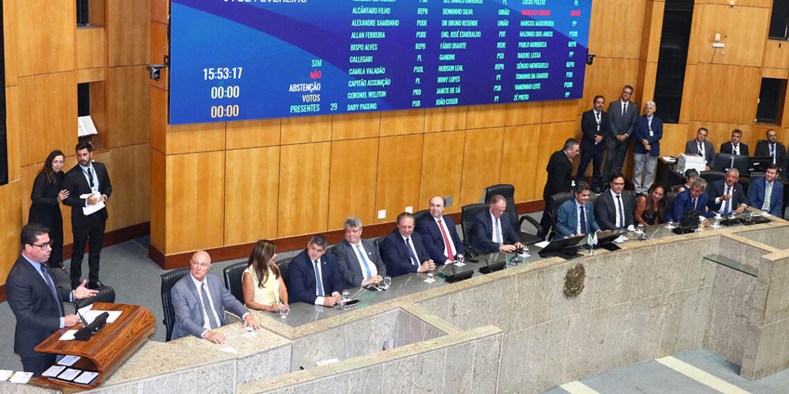 Assembleia Legislativa do Espírito Santo realiza sessão solene de abertura do ano legislativo nesta segunda (2), com presença do governador Renato Casagrande e autoridades estaduais.